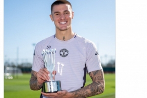 舍什科当选PFA球迷票选英超2月最佳球员，曼联官方晒领奖照祝贺 配图