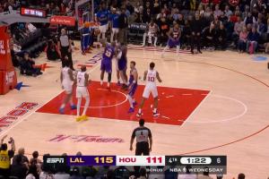 君临天下！詹姆斯几乎平筐的空接炸扣！炸出满场惊叹！ 配图