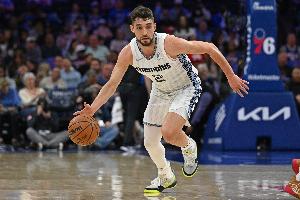 手感出色！杰罗姆上半场9中5&三分4中3 砍下13分5板2助 配图