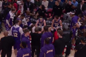 关键时刻对比：东&詹探讨众将认真旁听、火箭四大将各自沉默发呆 配图