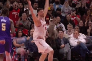 高举双臂要加罚！申京篮下转身骗过艾顿轻松上篮得分 配图