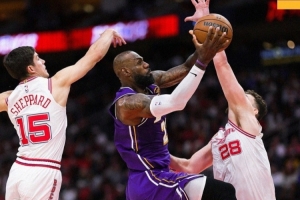 14中13砍下30分！湖人发布赢球海报：封面为詹姆斯上篮瞬间 配图