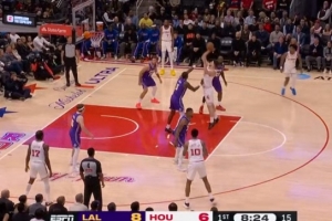 手感调整得不错！申京单打艾顿 转身罚球线远距离抛射命中！ 配图