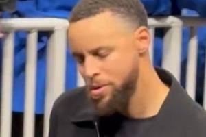 罕见黑脸！库里中场退场时被绿军球迷猛拽手臂 面色阴沉很不爽 配图