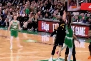 防守建功！波尔津吉斯镇守篮下 连续起飞送出2次大帽 配图