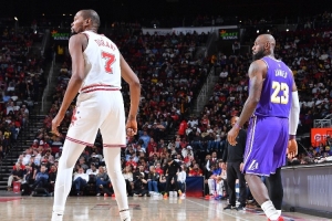 杜兰特：詹姆斯拥有划时代的运动天赋 我认为他可以打到45岁 配图