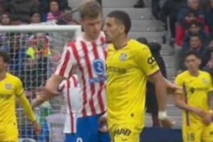 赛中吃直红！官方：赫塔费后卫阿布卡尔摸瑟尔洛特下体被禁赛两场 配图