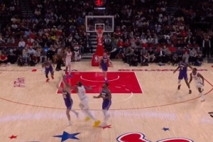 就是没办法！杜兰特弧顶再遭包夹 又险些失误 配图