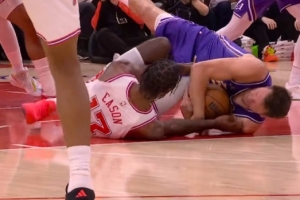 拼抢激烈！东契奇与伊森倒地争球都不肯撒手 一片混战 配图