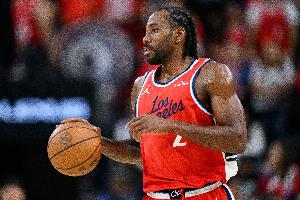 距连续得分20+仅差1分！伦纳德半场10中7砍19分5板 三分5中3 配图