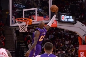 战胜时光老人!41岁詹姆斯本场贡献六记扣篮:各种平筐+空接+滑翔 配图