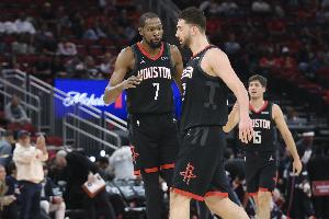 乌度卡:其实伤害我们的并不是包夹本身 而是被包夹后的出球 配图