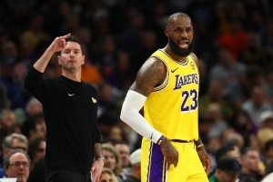 距历史出场数第一仅差2场!雷迪克打趣:詹姆斯对待纪录有点自私 配图