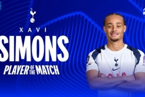 梅开二度,欧冠官方:哈维·西蒙斯当选热刺3-2马竞全场最佳球员 配图