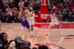 奥科吉对里夫斯犯规 火箭挑战成功取消犯规但还是湖人球权 配图