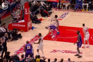 不应该！詹姆斯边线球跟里夫斯传接球出现失误 湖人白白交出球权 配图