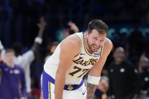 别再印象流了！东契奇对抗扎实&能跟住持球人 只看他能否保持专注 配图