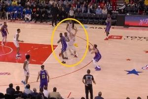 伊森防守漏人&推一把申京补防但77仍命中 申京撇嘴乌度卡摊手无奈 配图