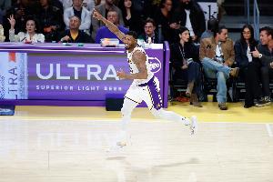 作用不在数据！斯玛特7中2拿下5分3板4助2断 防守无处不在 配图