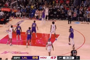 外线没谱！伊森侧翼接球 出手三分稳稳不中&三分已3中0 配图