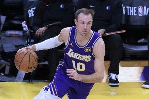 进攻端把握机会！肯纳德半场2中2&三分1中1拿到5分1助1断 配图