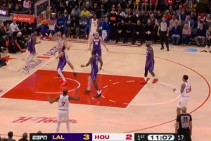 浪费机会！申京篮下晃开防守 但随后空篮上丢 配图