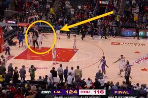 比赛时间走完东契奇投个半场 伊森从替补席助跑一把将球打飞场外 配图