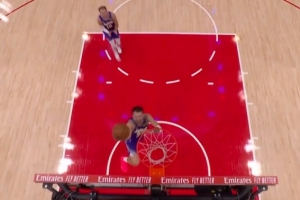 这不扣一个？东契奇快攻无人防守庶民上篮得分 自己都笑了 配图