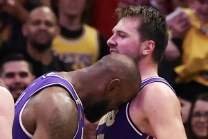 记者：东契奇关键时刻收割&詹姆斯返老还童的一战 火箭转换匮乏 配图