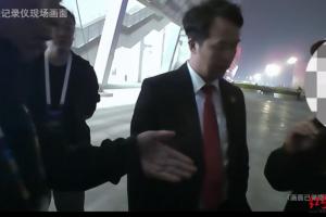 “老赖”看中超被法院执行干警擒住，拒不履行还款义务，拘留15日 配图