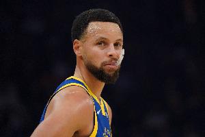 Shams：库里此前因膝盖问题接受富血小板血浆注射 目前已没有肿胀 配图