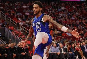 华盛顿谈打中锋:外弹接球制造错位和换防机会 让队友打得更轻松 配图