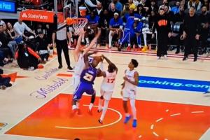 年轻十岁能进！詹姆斯今日唯一打铁 是来自申京+伊森的包夹 配图