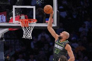 内线随便扣！戈贝尔半场6中6砍12分11板两双 5个前场板&各种暴扣 配图