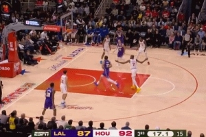 走神儿了？杜兰特单防东契奇 突然停顿送077上了个空篮 配图