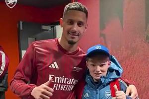 此前踢飞皮球引发小球童不满！萨利巴送上自己的球衣并致歉 配图