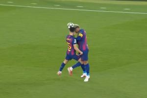 上来就“痛击”队友？阿劳霍与库巴西头部相撞，后者痛苦倒地 配图