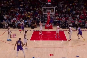 舒展！斯玛特仙人指路 詹姆斯反跑起飞单臂潇洒灌篮 配图