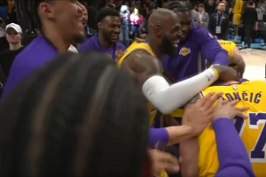 等你再建紫金王朝！赛后全队围着东契奇激情庆祝 配图