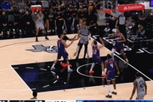 翻江倒海！文班亚马冲击内线强攻不中 随后起飞单臂补扣 配图