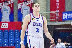 难阻失利！大卫·詹姆斯15中8拿到全队最高28分6板 三分10中6 配图