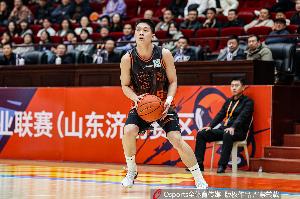 小伙子投篮手型真可以!王证替补16分钟 三分7中5砍下17分2助 配图