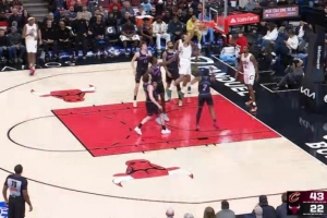 突然花了！泰森变向突破过人垫步起飞单臂暴扣！骑士轰出19-0！ 配图