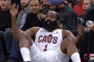 杀疯了！哈登单打帕威干拔再次打成3+1！单节第二次打4分！ 配图