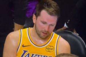 背靠背100分啊！本场怒砍60分的东契奇瘫坐在椅子上：我太TM累了~ 配图