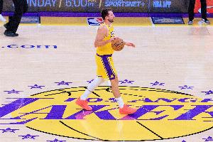 东契奇在多支球队得到过60+ NBA历史第二人&比肩张伯伦 配图