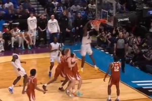 令人艳羡！状元大热迪班萨反击箭步突破 单臂举球双臂潇洒反扣！ 配图