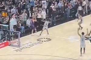 还好没受伤!最后一回合布克投超远三分踩到福克斯崴脚 配图