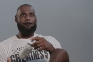 詹姆斯：我也收藏球星卡 我会收藏自己或乔丹便士魔术师杜库的卡 配图