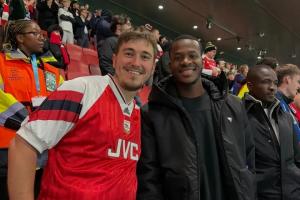 你也是枪迷？小蜜蜂前锋瓦塔拉自费观赛，见证阿森纳晋级欧冠八强 配图